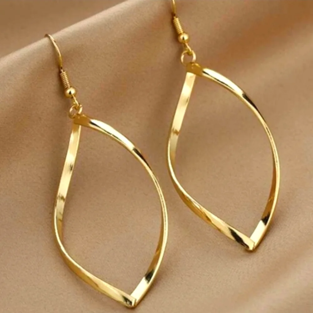 🌟 Gold tone Fashion Hollow-Out alloy Earrings 🌟 - Picture 2 of 6
